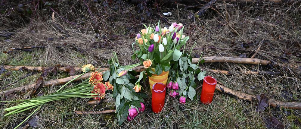 Blumen am Fundort des getöteten Mädchens. Über das Motiv der beiden Täterinnen ist bislang nichts bekannt.