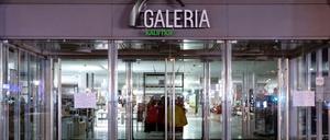 14.03.2023, Bayern, München: Das Logo von Galeria Karstadt Kaufhof ist an einer Filiale zu sehen. Der insolvente Kaufhaus-Konzern Galeria Karstadt Kaufhof macht im Freistaat bis Ende Januar 2024 fast die Hälfte der Häuser dicht. Die restlichen will er sanieren und stärker auf regionale Belange ausrichten. Foto: Sven Hoppe/dpa +++ dpa-Bildfunk +++