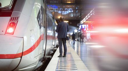 Die EVG fordert in den Verhandlungen für 180.000 Beschäftigte mindestens 650 Euro mehr Lohn.