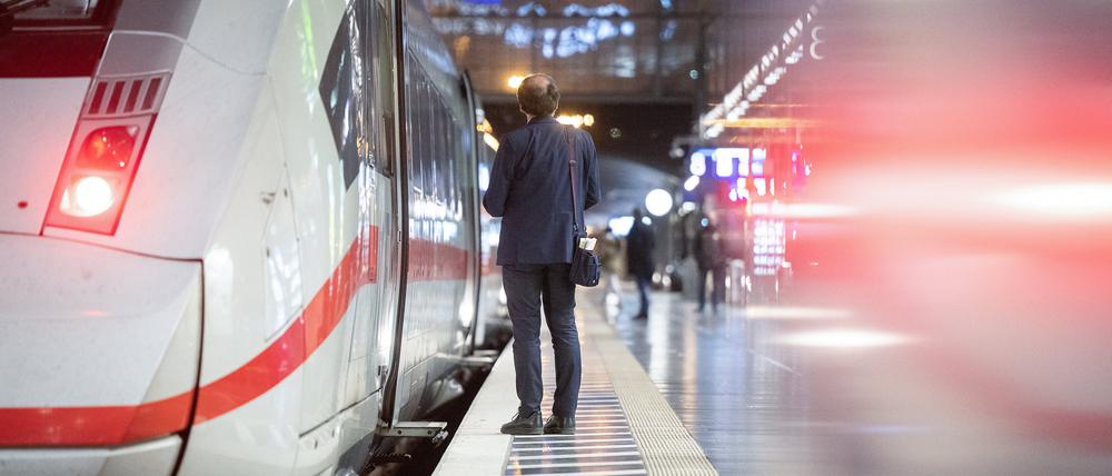 Die EVG fordert in den Verhandlungen für 180.000 Beschäftigte mindestens 650 Euro mehr Lohn.