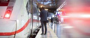 Die EVG fordert in den Verhandlungen für 180.000 Beschäftigte mindestens 650 Euro mehr Lohn.