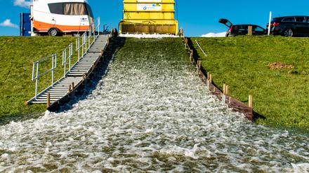 18.000 Liter auf fünf Meter Breite simulieren eine zwei Meter hohe Flutwelle.