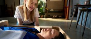 Preiswürdige Sky-Serie „Tender Hearts“: Mila (Friederike Kempter) packt ihren Liebesroboter aus.
