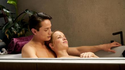 Sein Kopf darf nicht nass werden. Bo (Madieu Ulbrich) und Mila (Friederike Kempter) beim Baden.