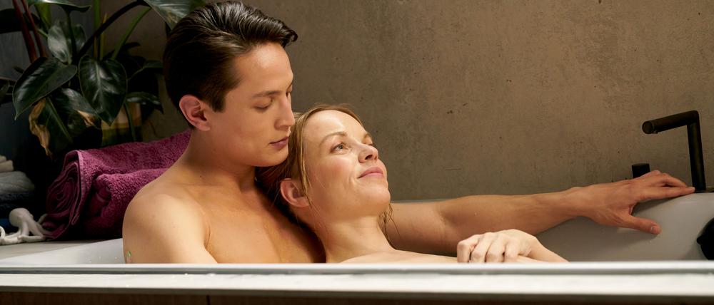 Sein Kopf darf nicht nass werden. Bo (Madieu Ulbrich) und Mila (Friederike Kempter) beim Baden. 