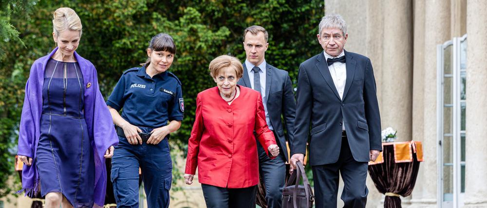 Der Tross von Angela Merkel (Katharina Thalbach, Mitte) ist auch als Privatdetektivin nicht kleiner geworden. 