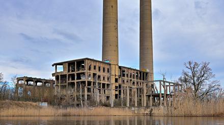 Wer baut das hier fertig? Die Ruine des ehemaligen Kraftwerkes Vogelsang direkt am deutsch-polnischen Grenzfluss Oder. 