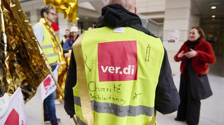 Streikender mit Verdi-Weste.