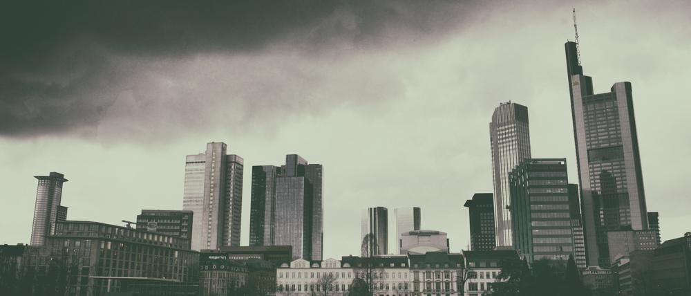 Dunkle Regenwolken über der Skyline von Frankfurt am Main (Archivbild von 2008)