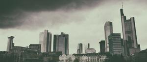 Dunkle Regenwolken über der Skyline von Frankfurt am Main (Archivbild von 2008)