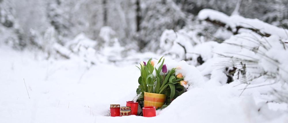 Blumen und Kerzen markieren den Tatort bei Freudenberg.
