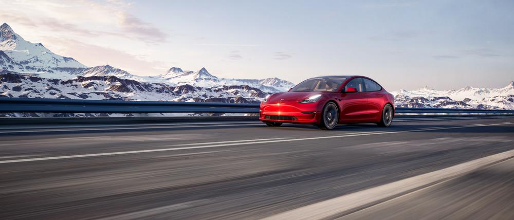 Das Elektroauto Tesla Model. Im oberen Preissegment können E-Autos preislich schon mit den Verbrennern mithalten.