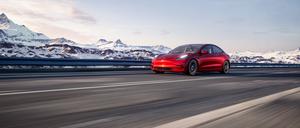 Das Elektroauto Tesla Model. Im oberen Preissegment können E-Autos preislich schon mit den Verbrennern mithalten.