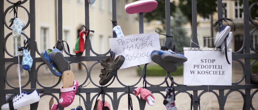 Langer Weg zur Aufklärung. Schon im Jahr 2018 gab es in Polen den Baby-Schuh-Protest gegen Pädophilie und Missbrauch in der Katholischen Kirche. 