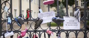 Langer Weg zur Aufklärung. Schon im Jahr 2018 gab es in Polen den Baby-Schuh-Protest gegen Pädophilie und Missbrauch in der Katholischen Kirche. 