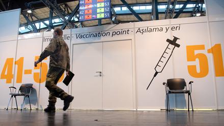 Ein Bundeswehr-Soldat läuft durch das Corona-Impfzentrum in der Arena.