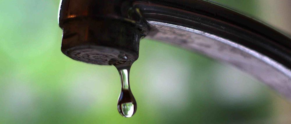 Wasser tropft aus einem Wasserhahn (Symbolbild).