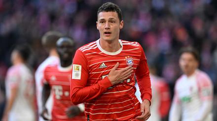 Pavard beim Spiel des FC Bayern gegen den FC Augsburg.