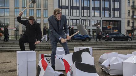 15.03.2023, Berlin: Aktivisten der Umweltschutz-Gruppe Robin Wood tragen bei einer Protestaktion am Bundesverkehrsministerium Masken mit dem Gesicht von Bundesverkehrsminister Volker Wissing darauf. Anlass der Protestaktion ist die Vorstellung der Klimabilanz 2022. Foto: Paul Zinken/dpa +++ dpa-Bildfunk +++