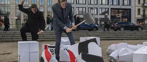 15.03.2023, Berlin: Aktivisten der Umweltschutz-Gruppe Robin Wood tragen bei einer Protestaktion am Bundesverkehrsministerium Masken mit dem Gesicht von Bundesverkehrsminister Volker Wissing darauf. Anlass der Protestaktion ist die Vorstellung der Klimabilanz 2022. Foto: Paul Zinken/dpa +++ dpa-Bildfunk +++