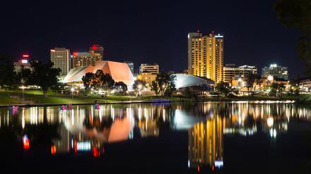Die Skyline von Adelaide bei Nacht.