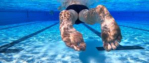 ARCHIV - 04.07.2022, Nordrhein-Westfalen, Detmold: Ein Schwimmer schwimmt durch das Becken im Freibad Hiddesen. In Nordrhein-Westfalen sind 2022 mehr als doppelt so viele Menschen ertrunken als im Vorjahr. Die Zahl der Badetoten stieg von 24 auf 56, wie die Deutsche Lebens-Rettungs-Gesellschaft (DLRG) am Donnerstag mitteilte. (zu dpa: Zahl der Badetoten in Nordrhein-Westfalen mehr als verdoppelt). Foto: Friso Gentsch/dpa +++ dpa-Bildfunk +++
