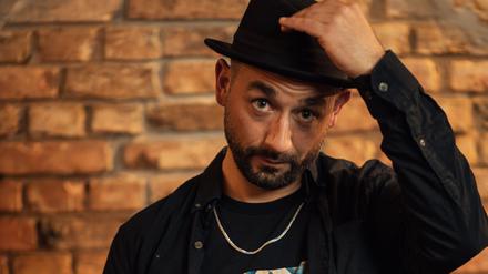 Der Musiker Tayfun Guttstadt. Credits: Anton Tal