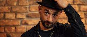 Der Musiker Tayfun Guttstadt. Credits: Anton Tal