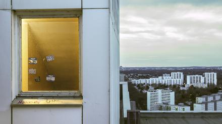 Beleuchteter Raum in einem Hochhaus der Berliner Gropiusstadt.