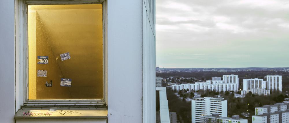 Beleuchteter Raum in einem Hochhaus der Berliner Gropiusstadt. 