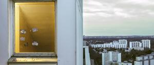 Beleuchteter Raum in einem Hochhaus der Berliner Gropiusstadt.