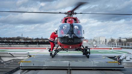 Der Hubschrauber „Christoph Berlin“ auf dem Dach des Unfallkrankenhauses in Marzahn.
