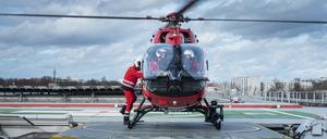 Der Hubschrauber „Christoph Berlin“ auf dem Dach des Unfallkrankenhauses in Marzahn.