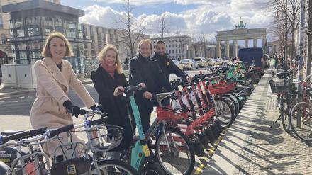 Verkehrsstaatssekretärin Meike Niedbal (parteilos, für Grüne), Mittes Verkehrsstadträtin Almut Neumann (Grüne), Jakob Michael Heider, Abteilungsleiter für Jelbi bei der BVG und sein Stellvertreter Michael Bartnik.