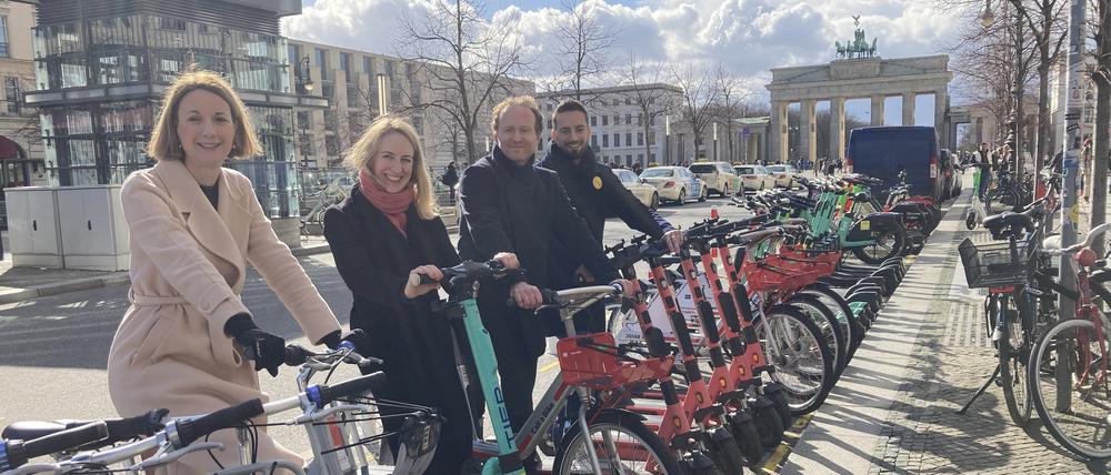 Verkehrsstaatssekretärin Meike Niedbal (parteilos, für Grüne), Mittes Verkehrsstadträtin Almut Neumann (Grüne), Jakob Michael Heider, Abteilungsleiter für Jelbi bei der BVG und sein Stellvertreter Michael Bartnik.