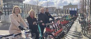 Verkehrsstaatssekretärin Meike Niedbal (parteilos, für Grüne), Mittes Verkehrsstadträtin Almut Neumann (Grüne), Jakob Michael Heider, Abteilungsleiter für Jelbi bei der BVG und sein Stellvertreter Michael Bartnik.