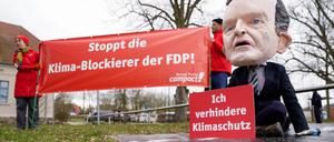 Demonstranten von Compact vor dem Schloss Meseberg am 05.03.2023 bei der Klausurtagung des Bundeskabinetts.