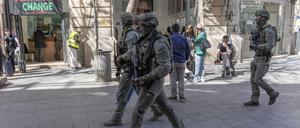 Mitglieder der israelischen Grenzpolizeieinheit Yamas patrouillieren durch die Straßen von Jerusalem auf der Suche nach einem Verdächtigen, nachdem sie einen Sicherheitsalarm erhalten haben.