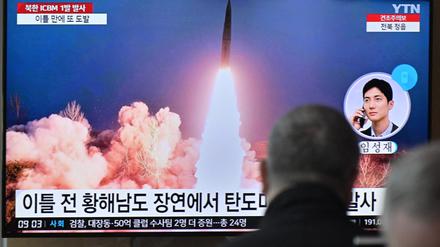 Menschen in Seoul blicken auf Archivbilder eines nordkoreanischen Raketentests.