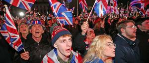 Symbolfoto von Brexit-Anhängern, die während einer Kundgebung feiern.