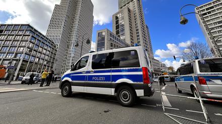 Einsatzfahrzeuge der Polizei stehen in dem für Verkehr gesperrten Bereich am Hotel Waldorf Astoria. Dort soll der israelische Ministerpräsident Netanjahu während seines Staatsbesuches wohnen.