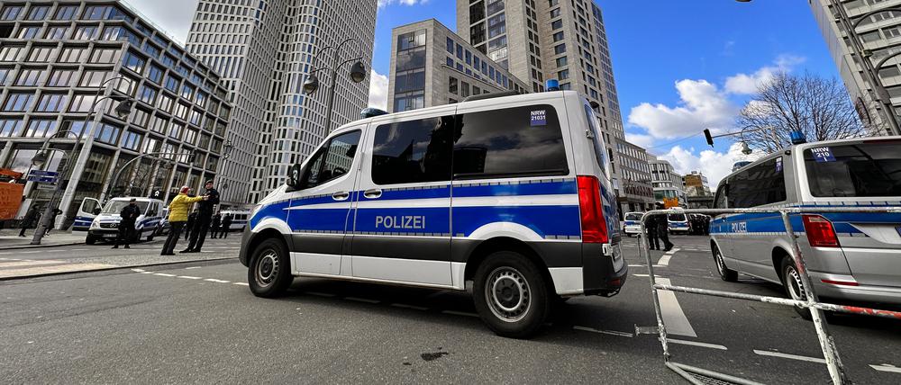 Einsatzfahrzeuge der Polizei stehen in dem für Verkehr gesperrten Bereich am Hotel Waldorf Astoria. Dort soll der israelische Ministerpräsident Netanjahu während seines Staatsbesuches wohnen.