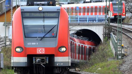 Eine S-Bahn fährt aus einem Tunnel in München.