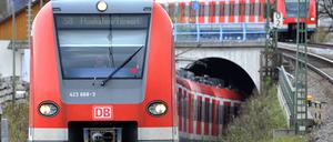 Eine S-Bahn fährt aus einem Tunnel in München.