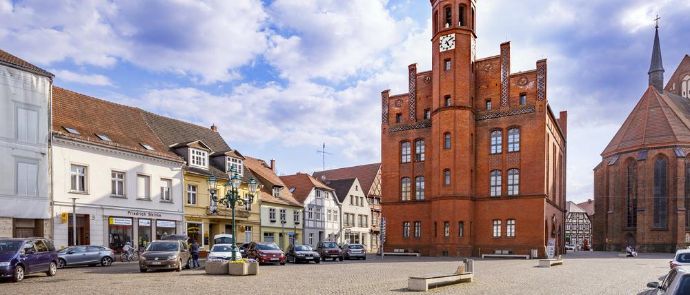 Das Rathaus und die Stadtkirche St. Jakobi auf dem Großen Markt in Perleberg.