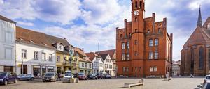 Das Rathaus und die Stadtkirche St. Jakobi auf dem Großen Markt in Perleberg.