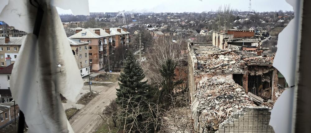 Blick auf die zerstörte und weiter umkämpfte ukrainische Stadt Bachmut.