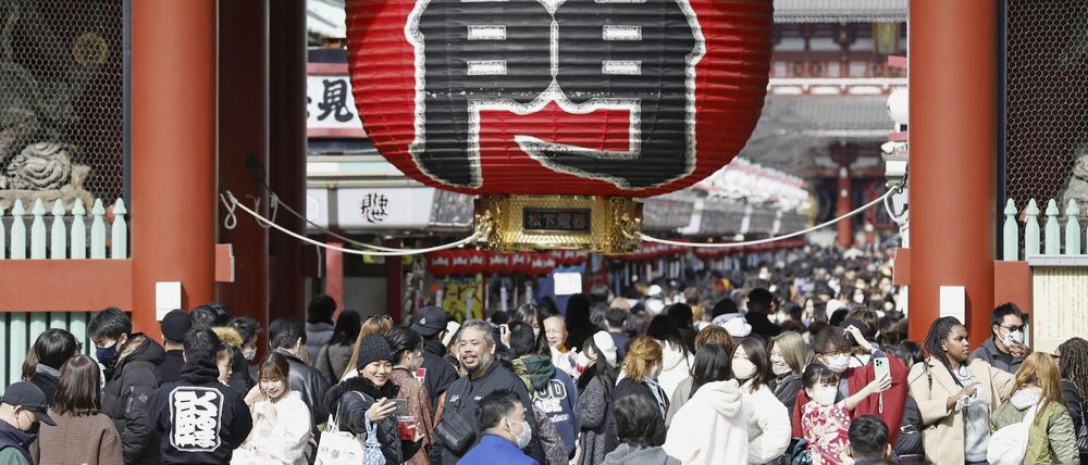 Touristen besuchen Tokios Stadtteil Asakusa.