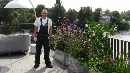 Diplom-Gärtner Tobias Peterson ist Experte für Terrassen und Balkons. Die bepflanzt er auch für Kunden.
