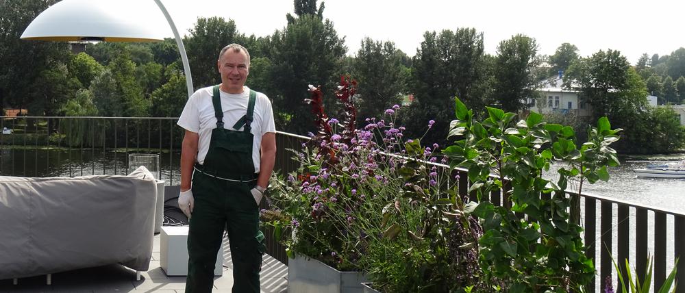 Diplom-Gärtner Tobias Peterson ist Experte für Terrassen und Balkons. Die bepflanzt er auch für Kunden.